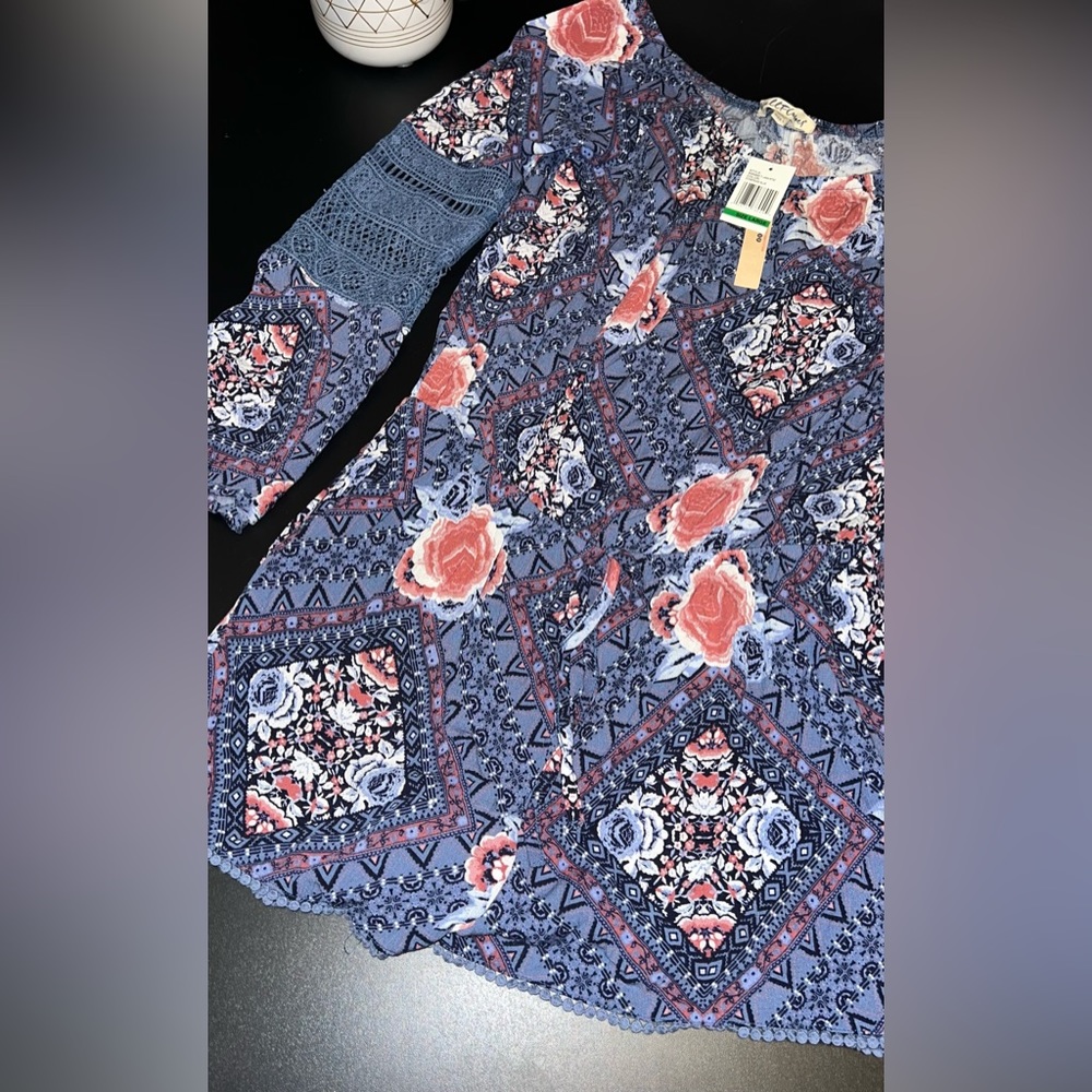 Wallflower blue floral shorts romper with Laced cutout in sleeves Size Large NWT
